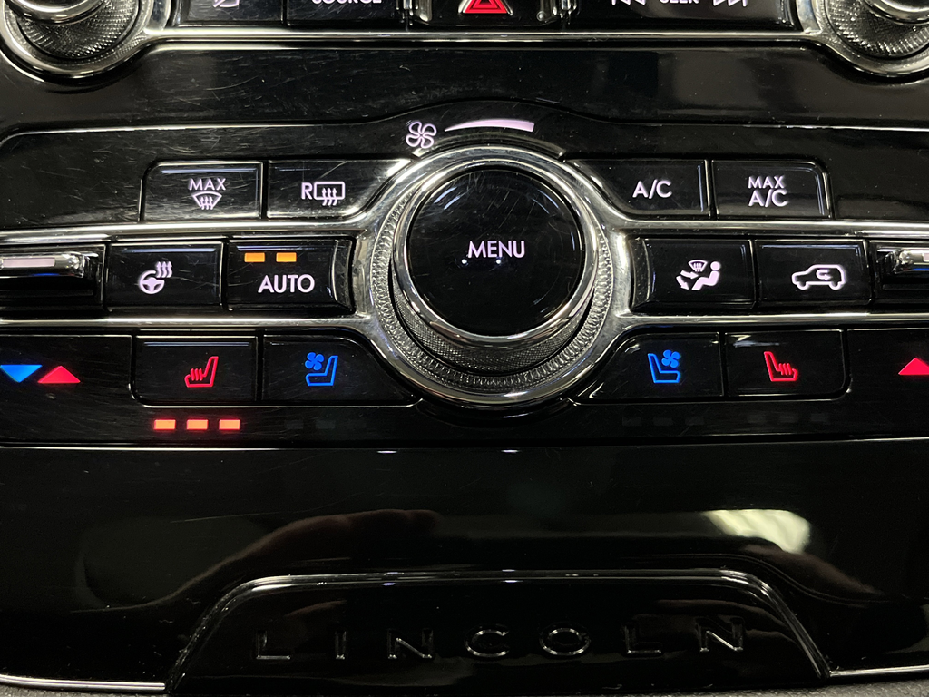 Used 2021 Pristine White Lincoln Grand Touring image 8