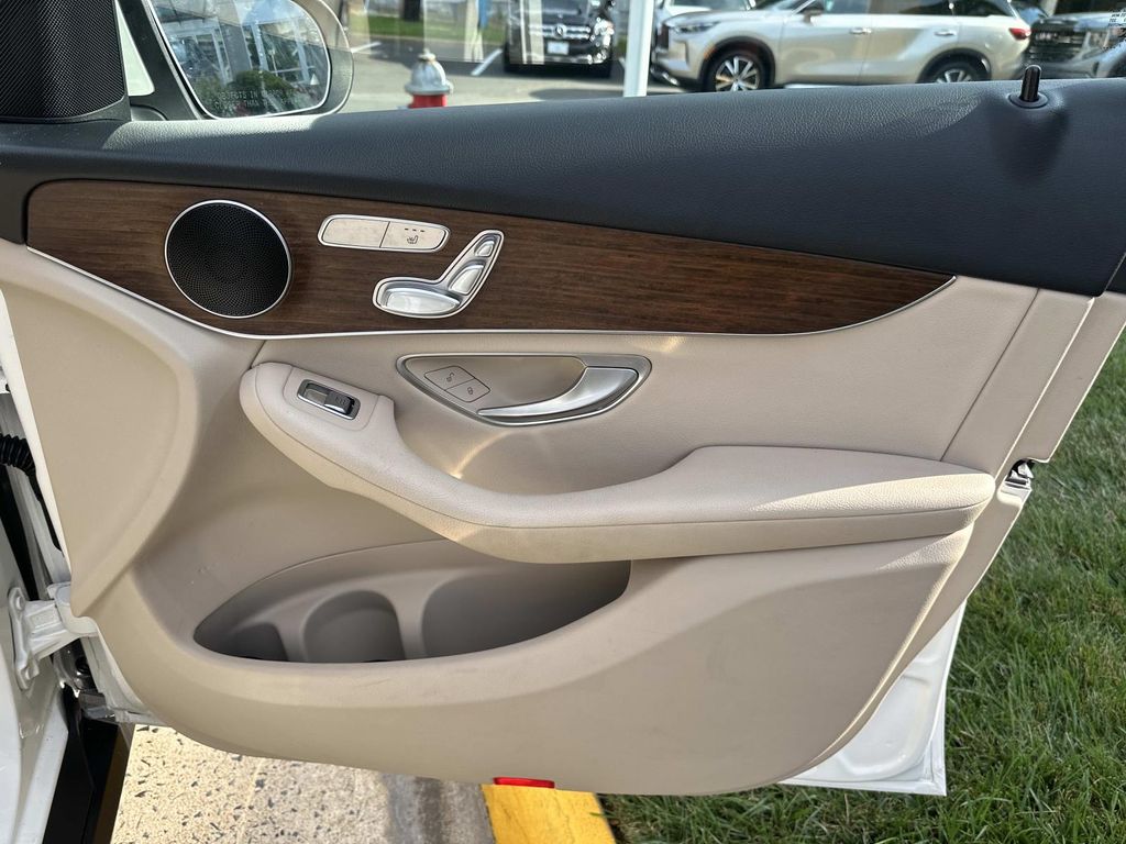 Thumbnail: 2022 Mercedes-Benz GLC - 18