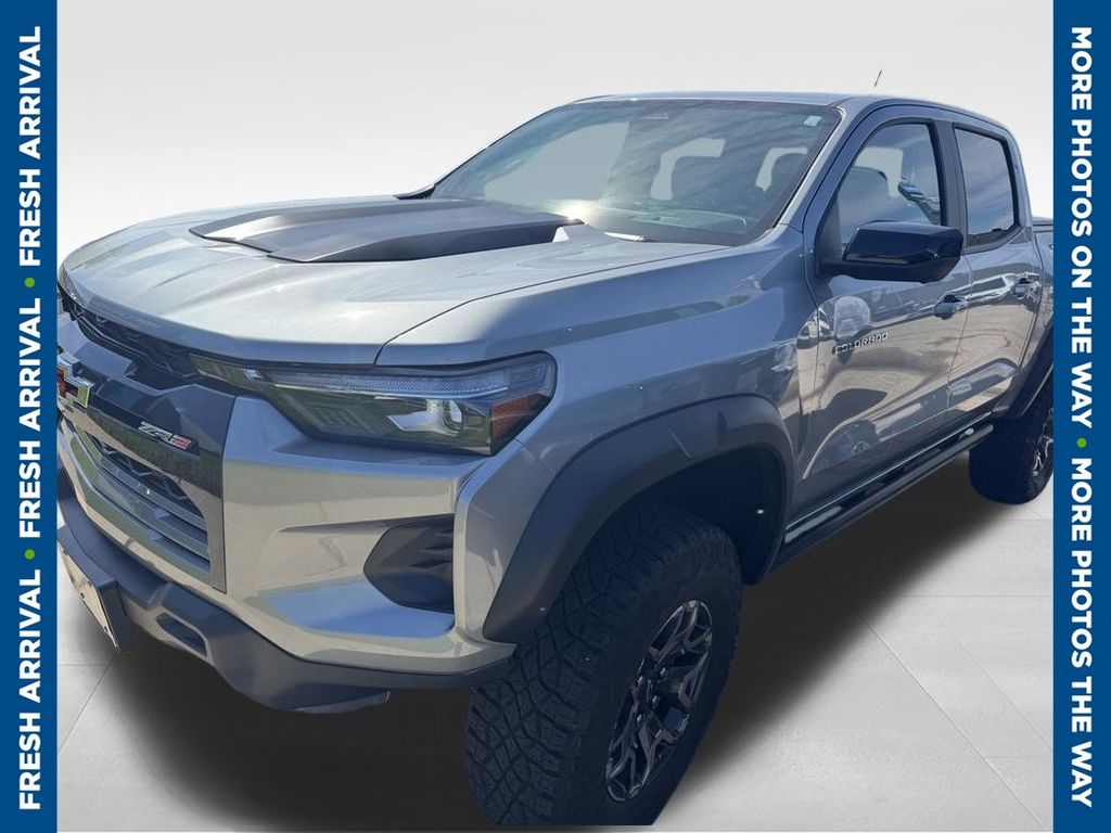 Sterling Gray Metallic 2024 Chevrolet Colorado Pickup Truck Four-Wheel Drive 8-Speed Automatic