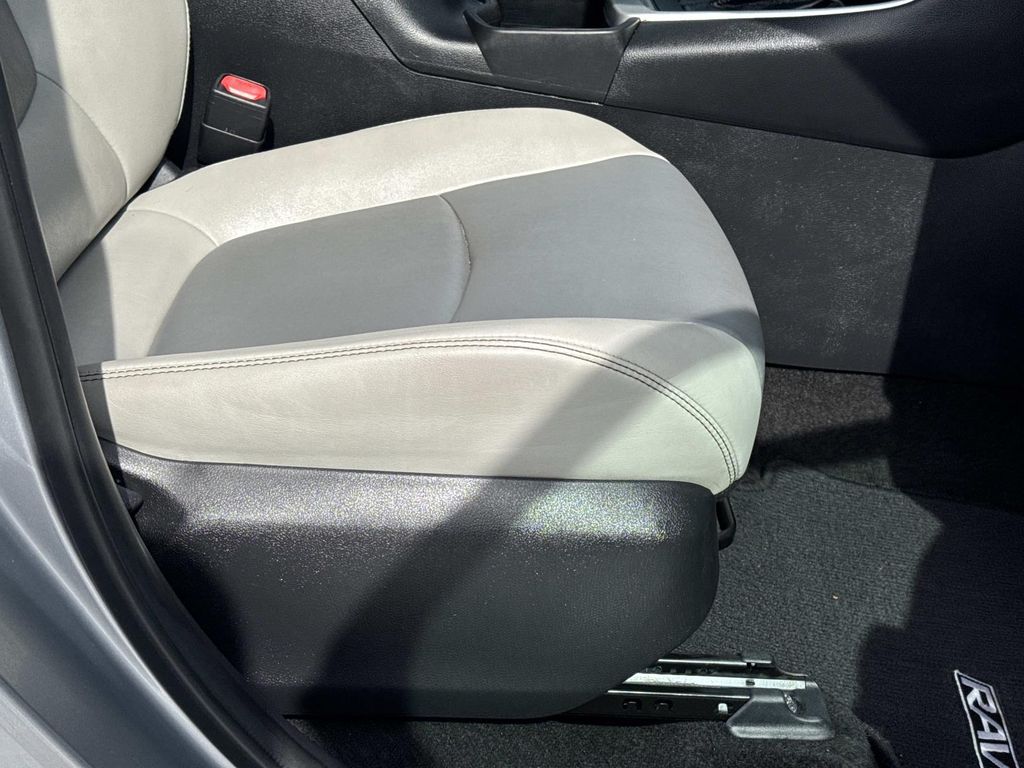2021 Toyota RAV4 XLE Premium - 11
