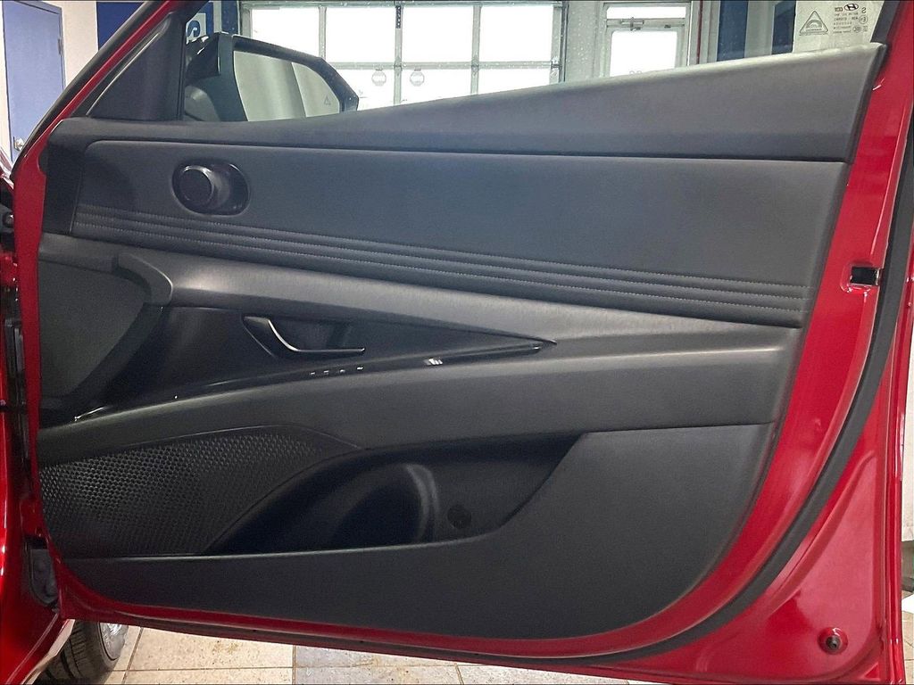 2025 Hyundai Elantra — photo 12