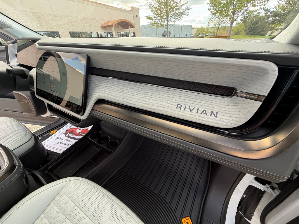 Rivian R1S