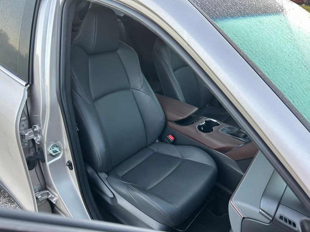 Thumbnail: 2023 Toyota Venza - 15