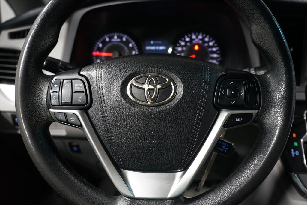 Thumbnail: 2017 Toyota Sienna - 12