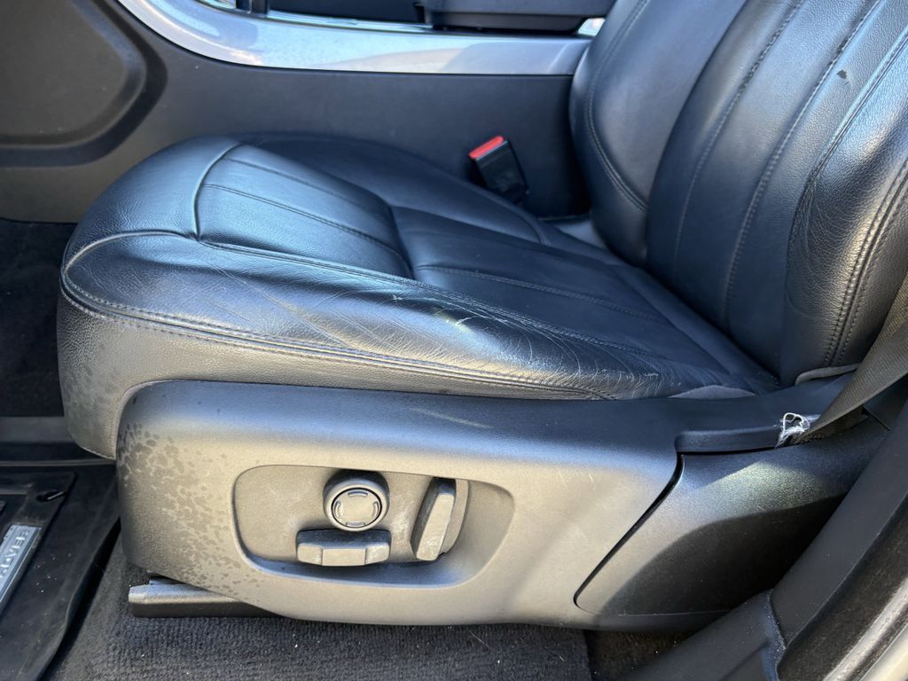 Used 2018 Black Land Rover SE image 13