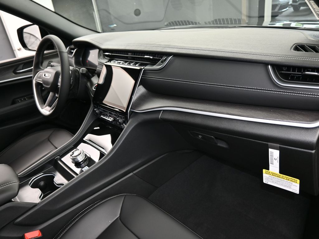 Used 2025 Diamond Black Crystal Pearlcoat Jeep Limited image 39