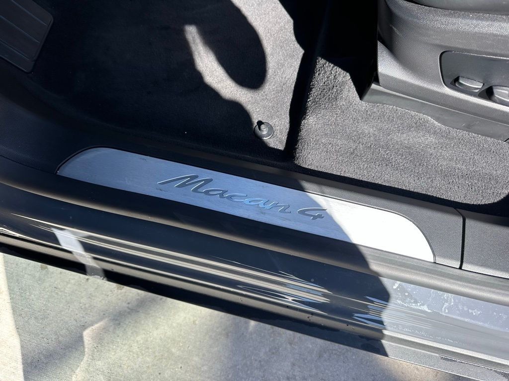 Thumbnail: 2025 Porsche Macan - 23