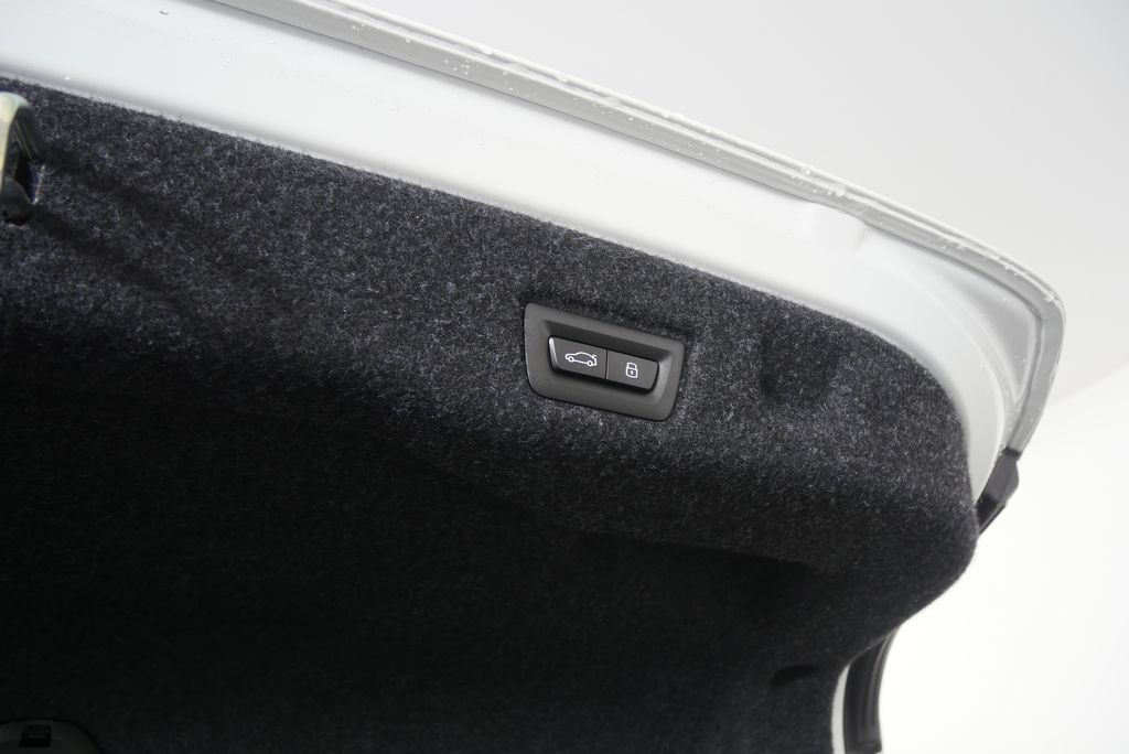 Thumbnail: 2026 BMW i5 - 18