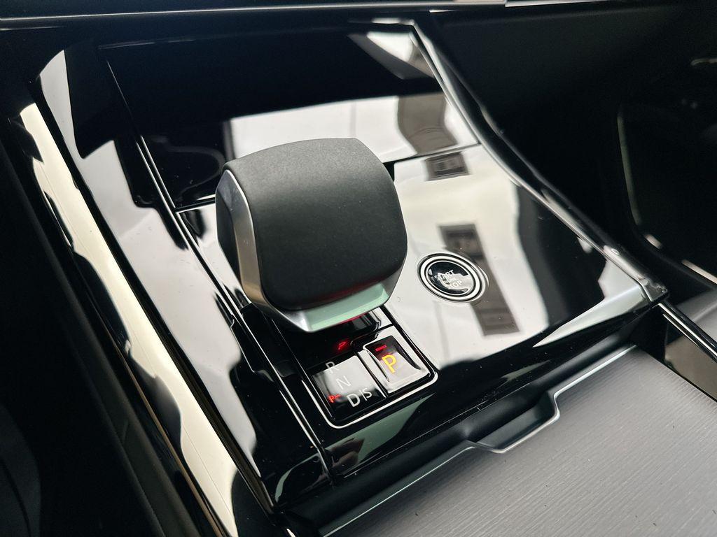 Thumbnail: 2025 Land Rover Range Rover Sport - 10