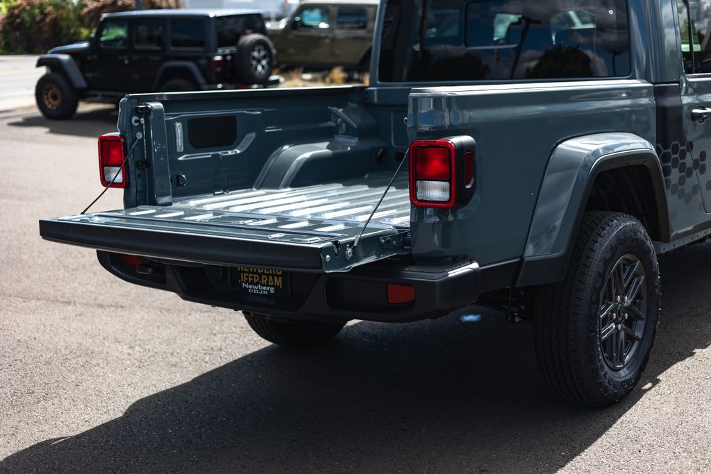 2026 Jeep Gladiator Sport S thumbnail 8