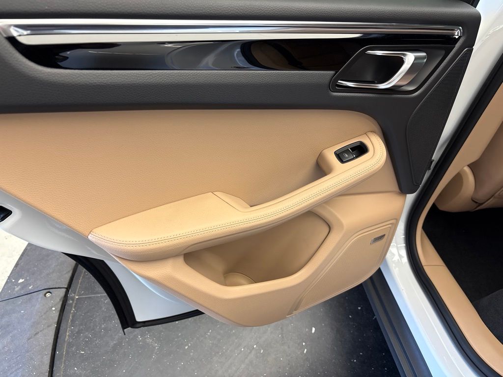 Thumbnail: 2026 Porsche Macan - 18