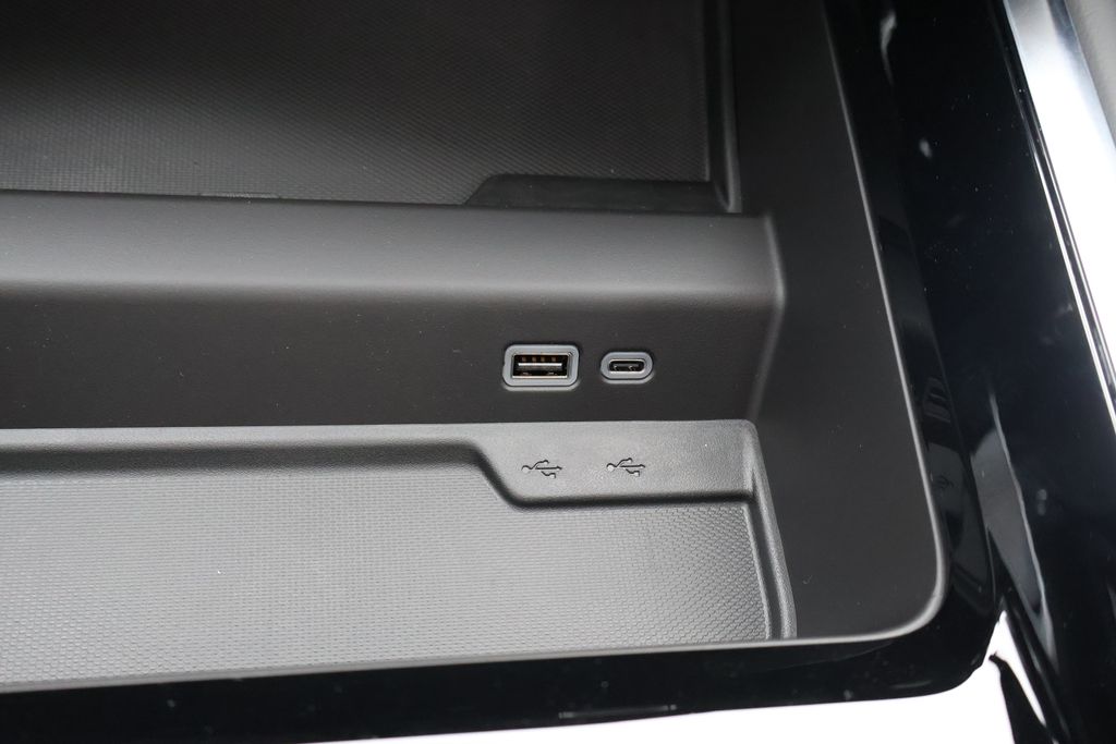 Thumbnail: 2026 Chevrolet Suburban - 32