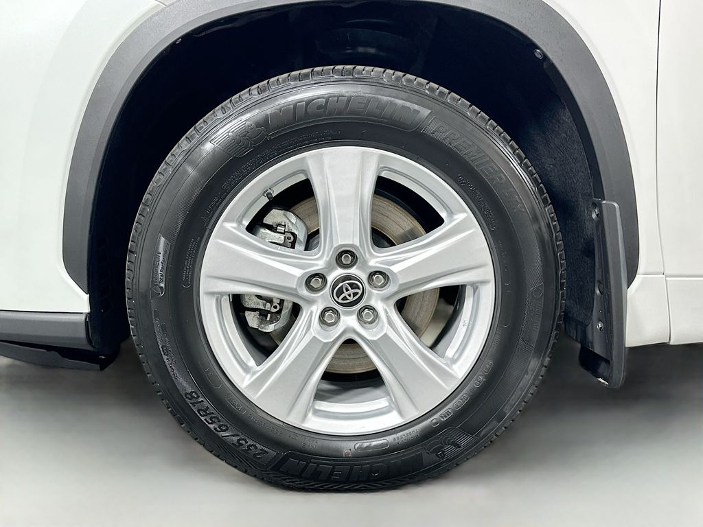 2024 Toyota Highlander LE 31