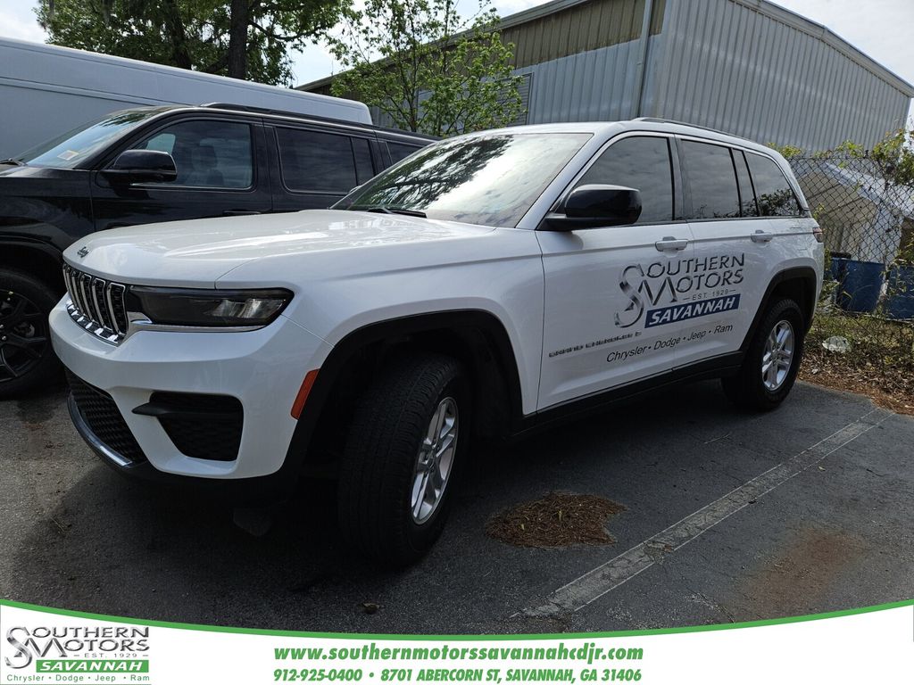 Bright White Clearcoat 2023 Jeep Grand Cherokee Laredo 4WD SUV / Crossover Four-Wheel Drive 8-Speed Automatic
