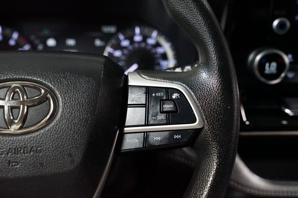 Thumbnail: 2023 Toyota Highlander - 13