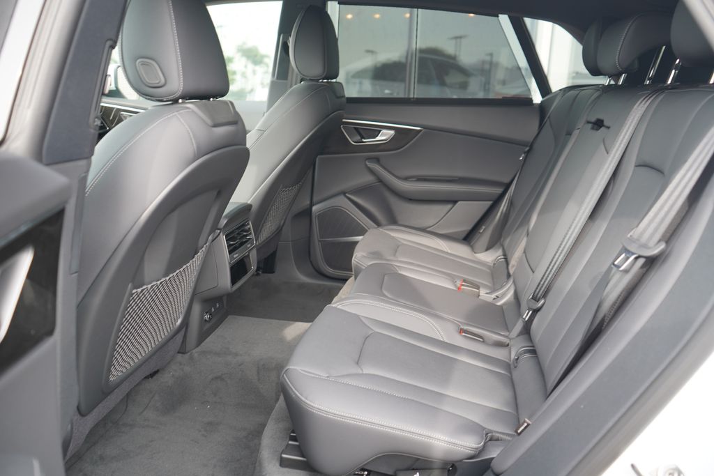 Thumbnail: 2026 Audi Q8 - 7