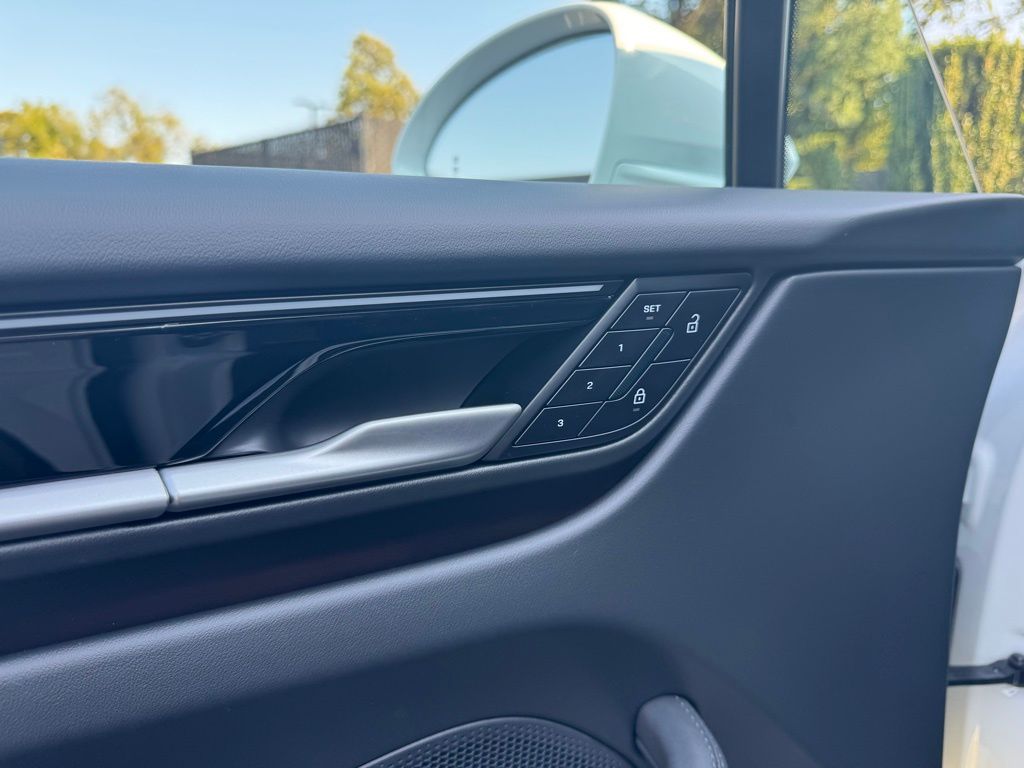 2024 Porsche Macan T 9