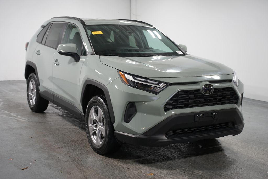 2023 Toyota RAV4 XLE 3