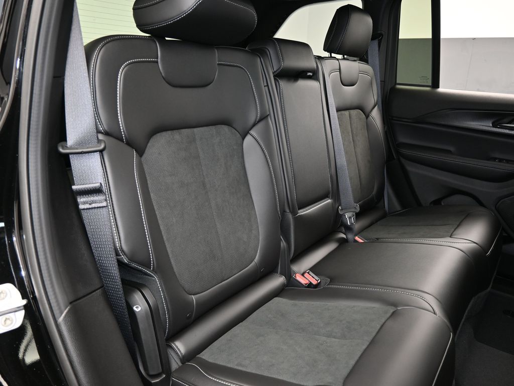 New 2025 Diamond Black Crystal Pearlcoat Jeep Laredo image 33