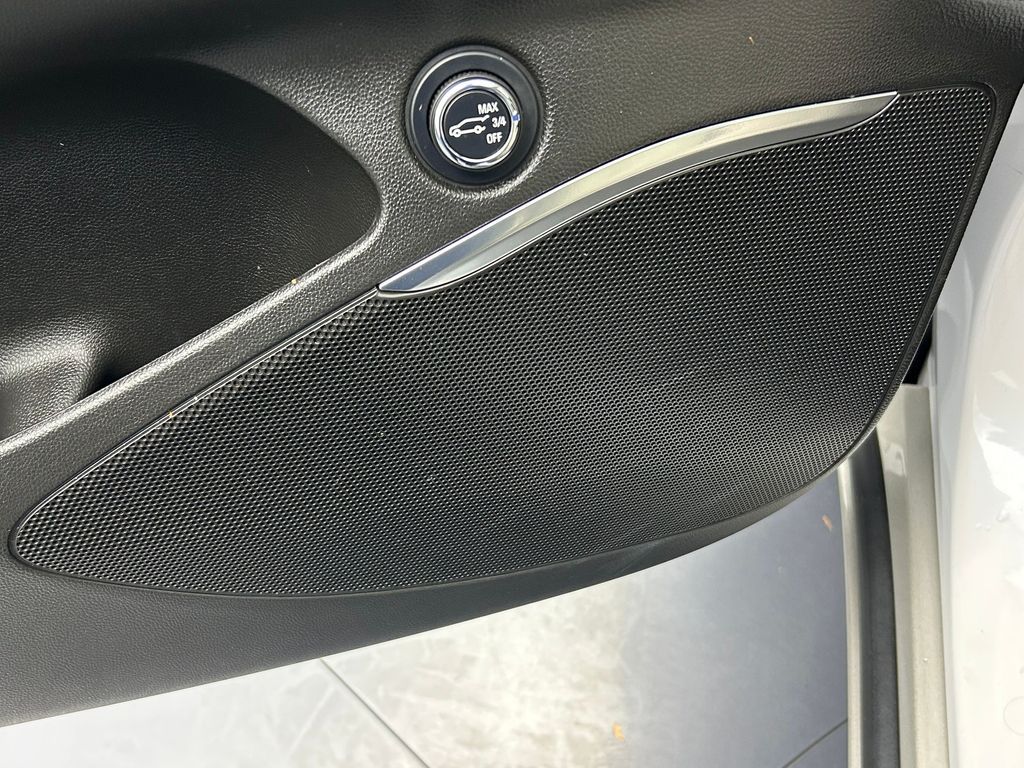 Used 2024 White Frost Tricoat Buick Essence image 20