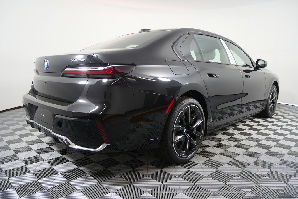 Thumbnail: 2026 BMW 7 Series - 3