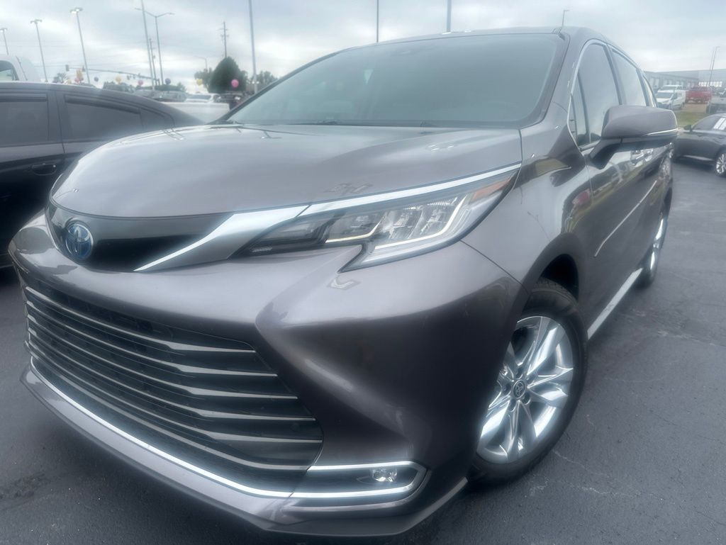 2022 Toyota Sienna Limited 7-Passenger Hybrid FWD's photo