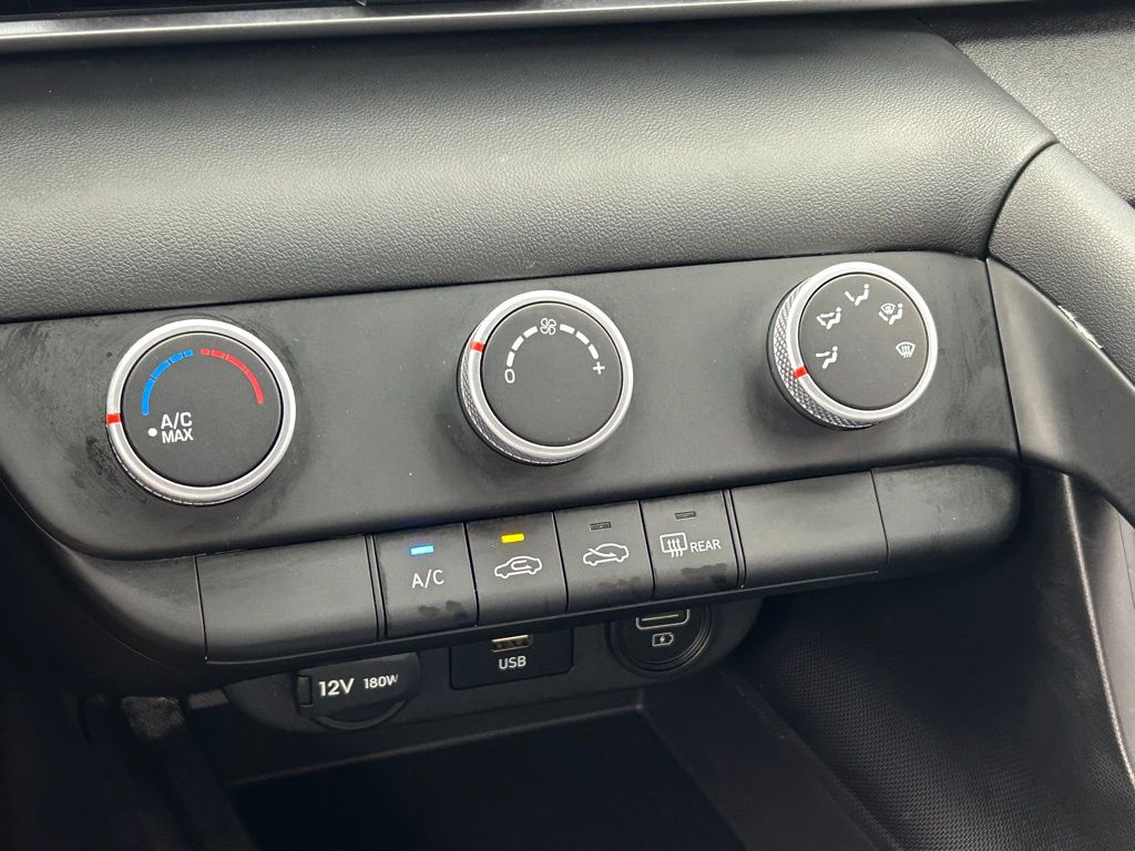 Used 2023 Onyx Black Hyundai SE image 17