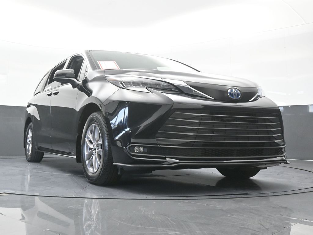 Used 2025 Midnight Black Metallic Toyota XLE image 67