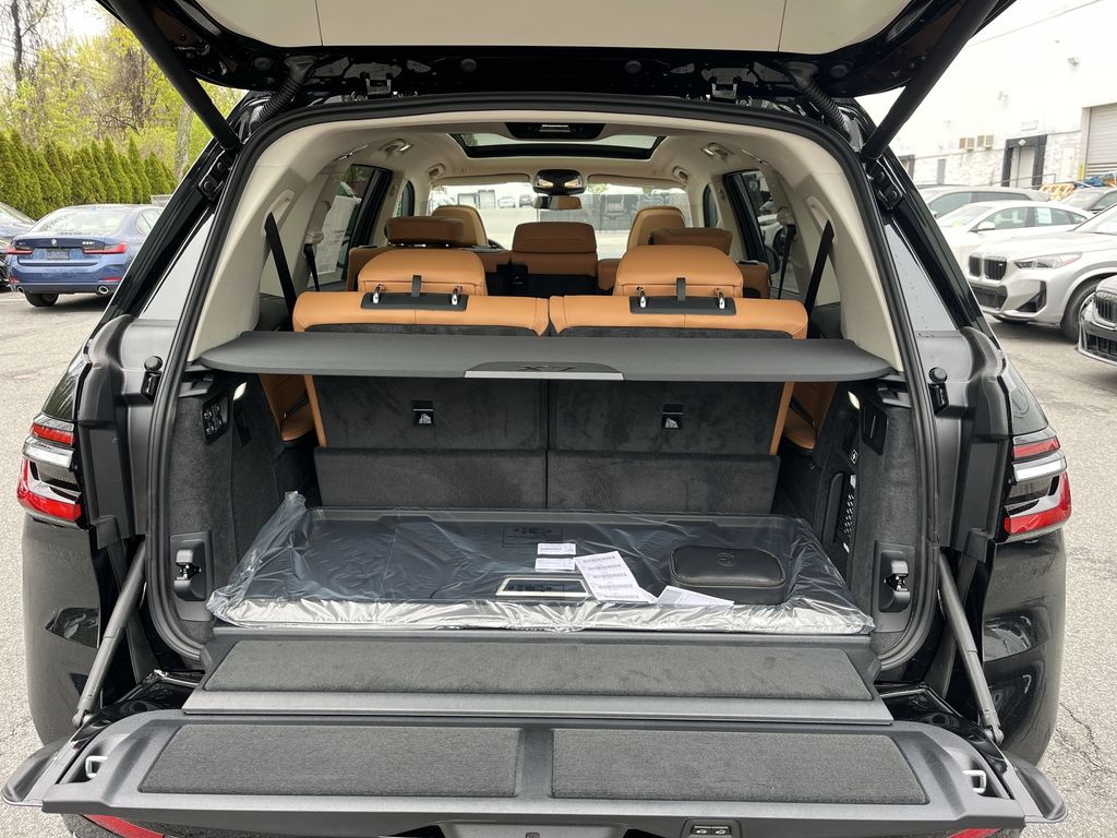 Thumbnail: 2027 BMW X7 - 25