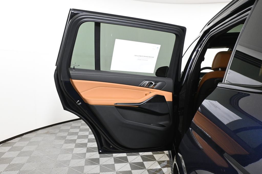 Thumbnail: 2027 BMW X7 - 30