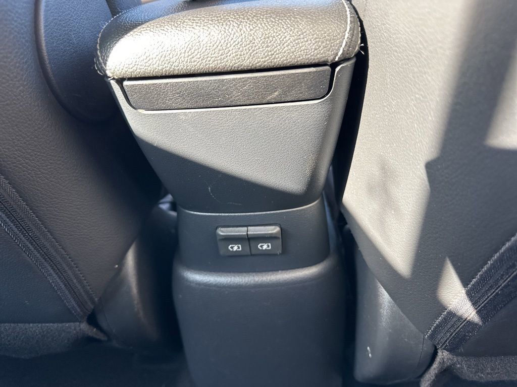 2020 Aspen White/Super Black Nissan Kicks SR FWD SUV