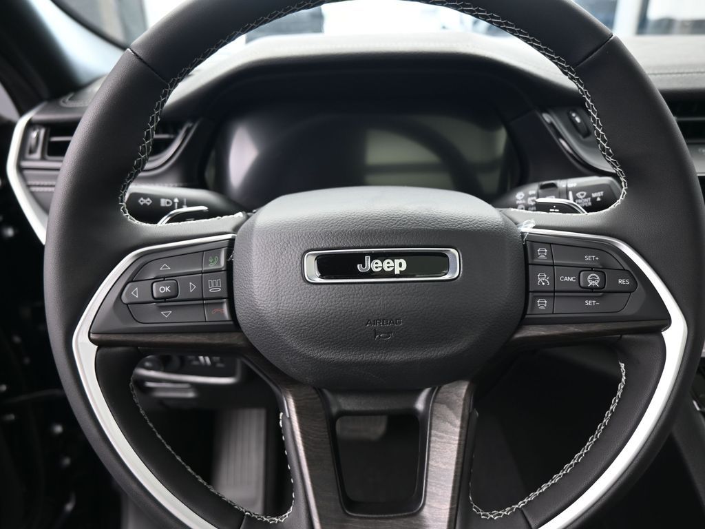 New 2026 Diamond Black Crystal Pearlcoat Jeep Limited image 16