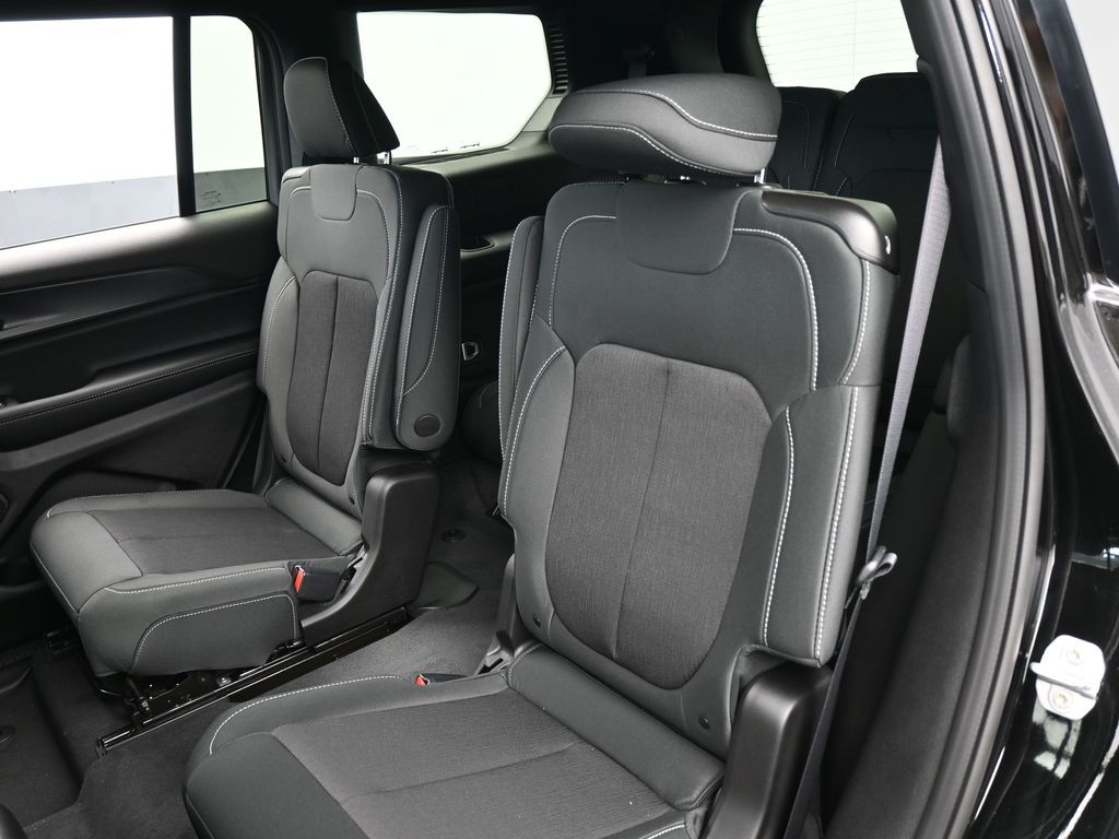 New 2026 Diamond Black Crystal Pearlcoat Jeep Laredo image 27