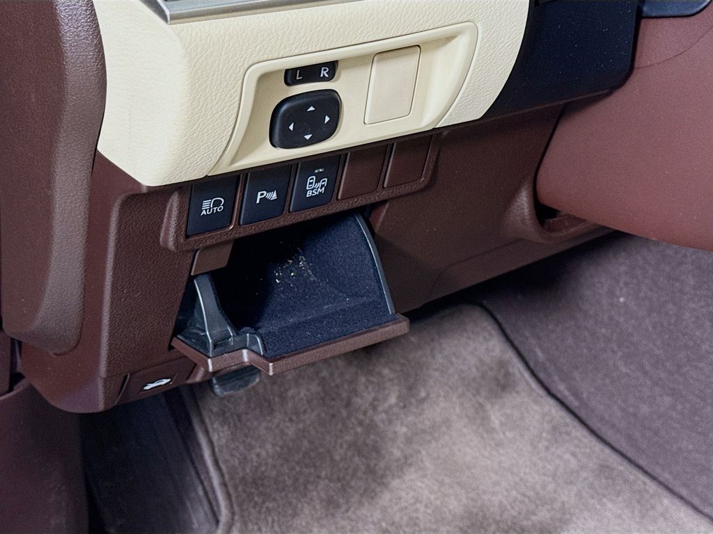 Thumbnail: 2018 Lexus ES - 10