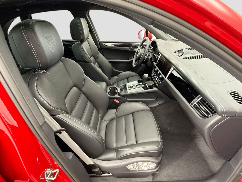 Thumbnail: 2026 Porsche Macan - 22