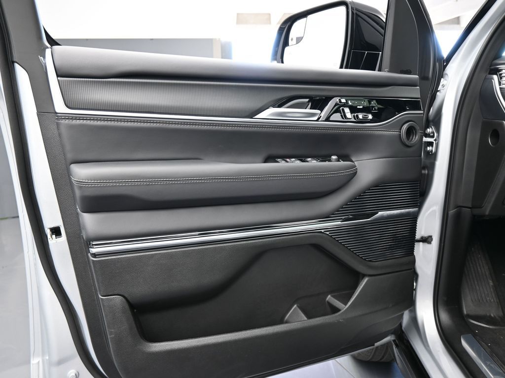 New 2026 Silver Zynith Jeep Summit Obsidian image 17