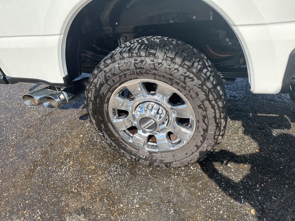 2025 Star White Metallic Tri-Coat Ford Super Duty F-350 SRW Lariat 4X4 Truck