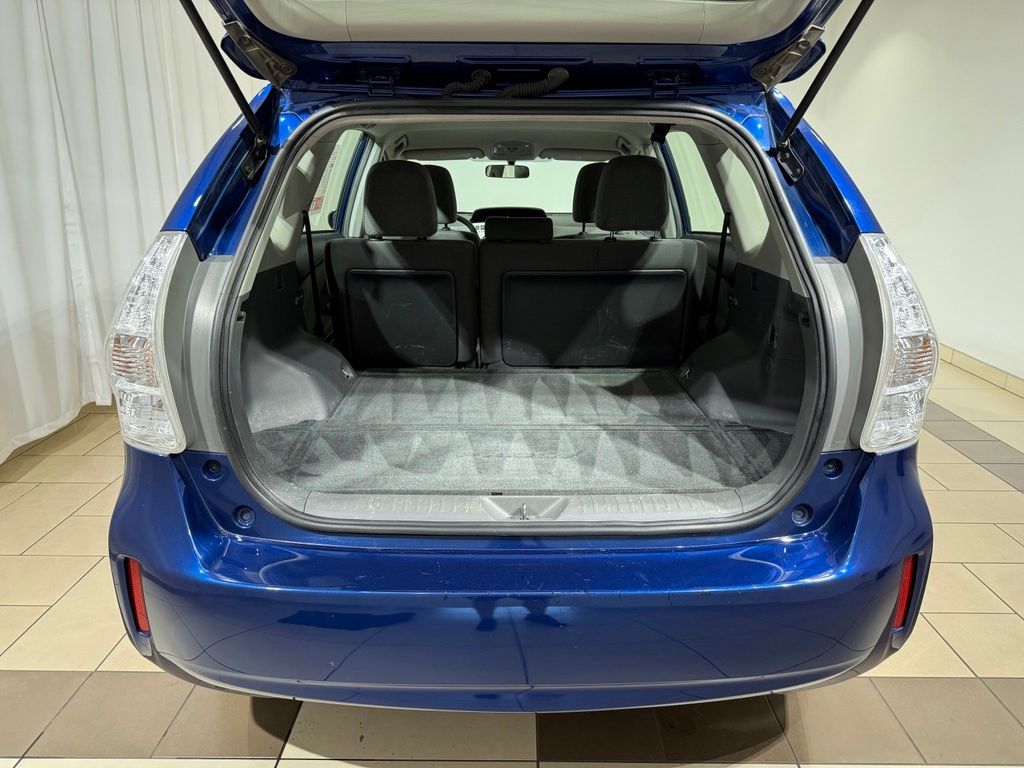 Thumbnail: 2012 Toyota Prius v - 11