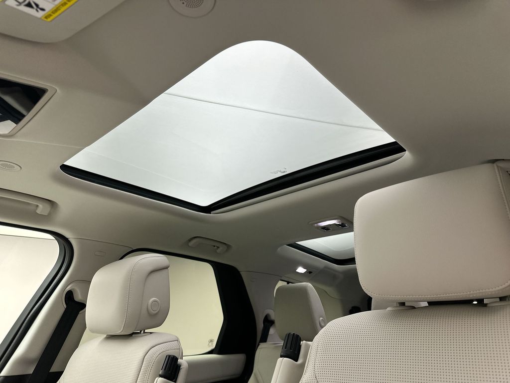 Thumbnail: 2026 Land Rover Discovery - 11