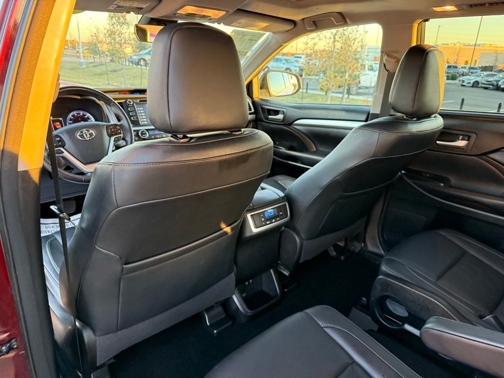 Thumbnail: 2017 Toyota Highlander - 21