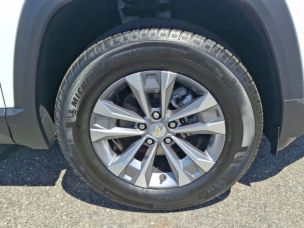 used 2025 Chevrolet Equinox car, priced at $28,394