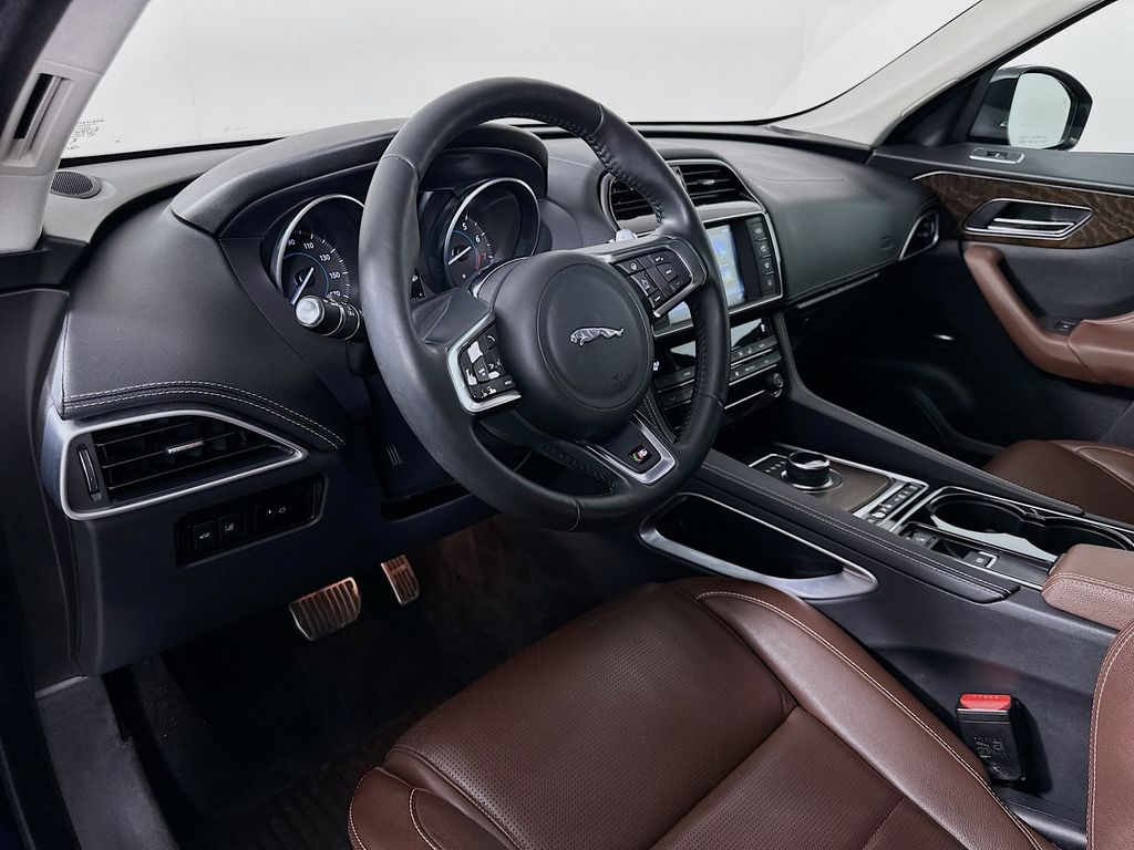 Thumbnail: 2017 Jaguar F-Pace - 9