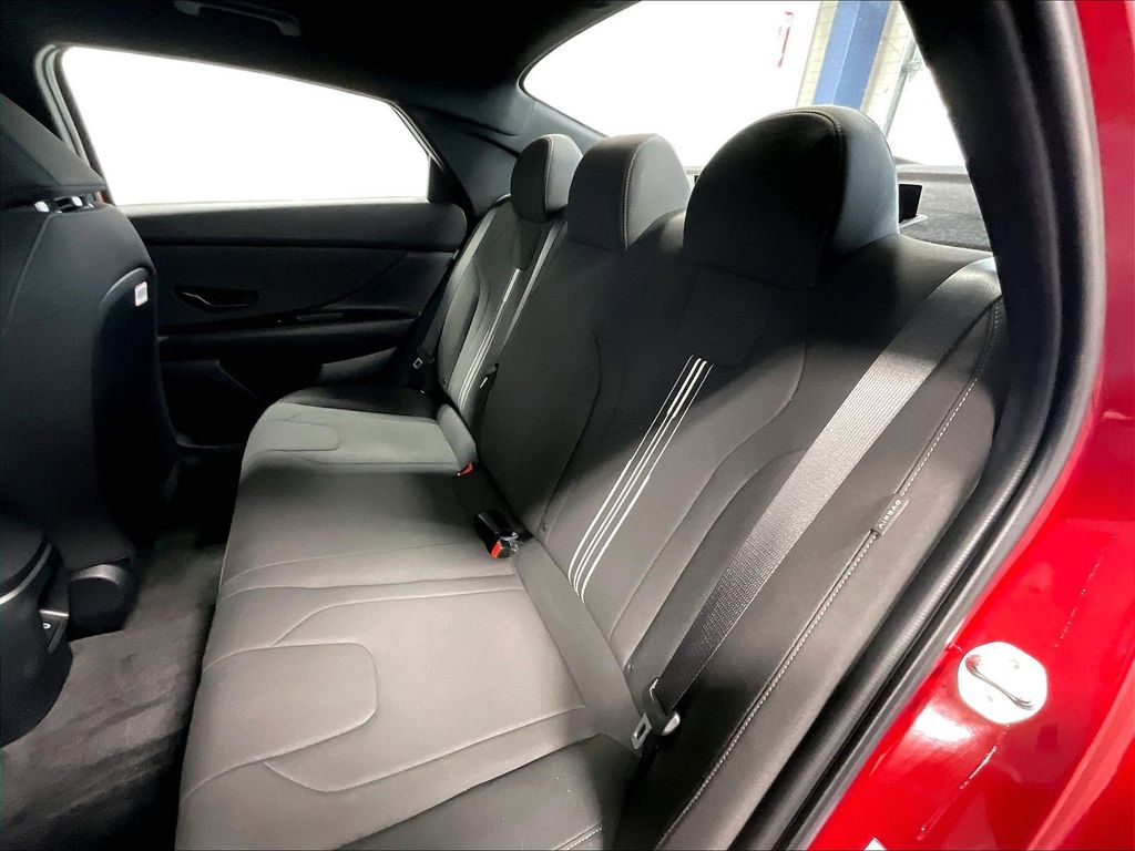 2025 Hyundai Elantra — photo 15