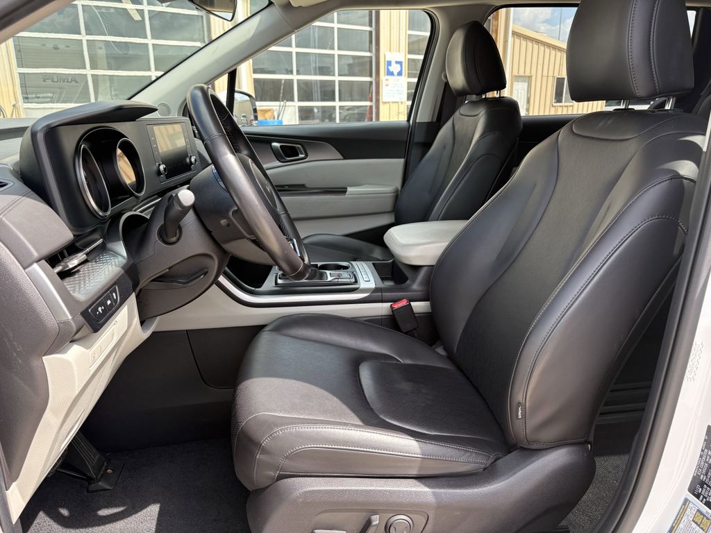 Used 2024 Snow White Pearl Kia LX image 12