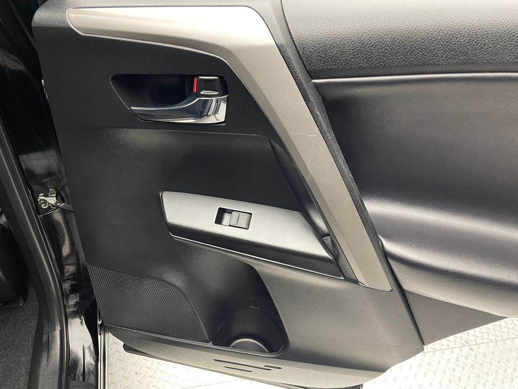 Thumbnail: 2018 Toyota RAV4 - 32