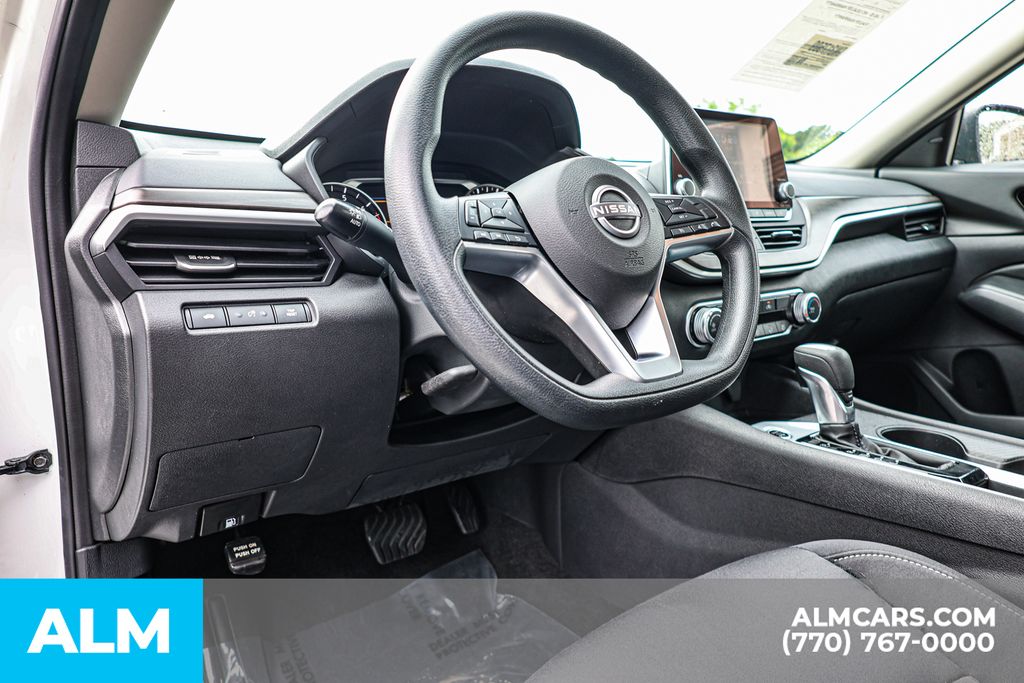Used 2025 White Nissan 2.5 SV image 25