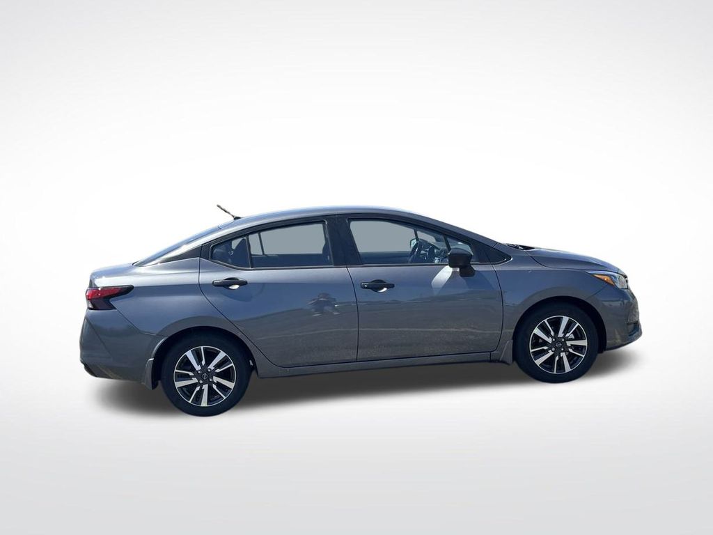 2025 Nissan Versa 1.6 S photo