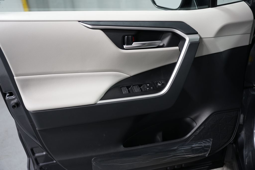 2025 Toyota RAV4 XLE 30