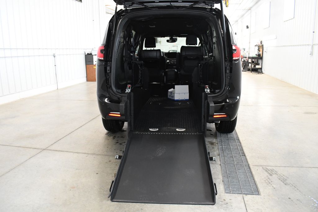 Used 2026 Black Chrysler Select image 9