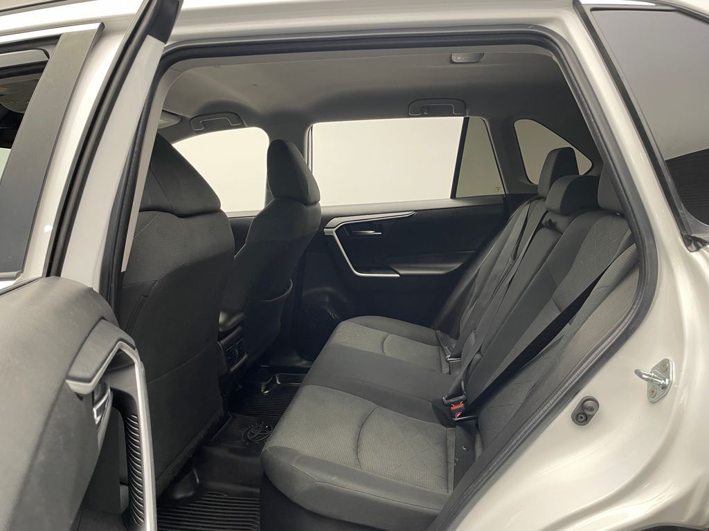 2022 Toyota RAV4 XLE 32